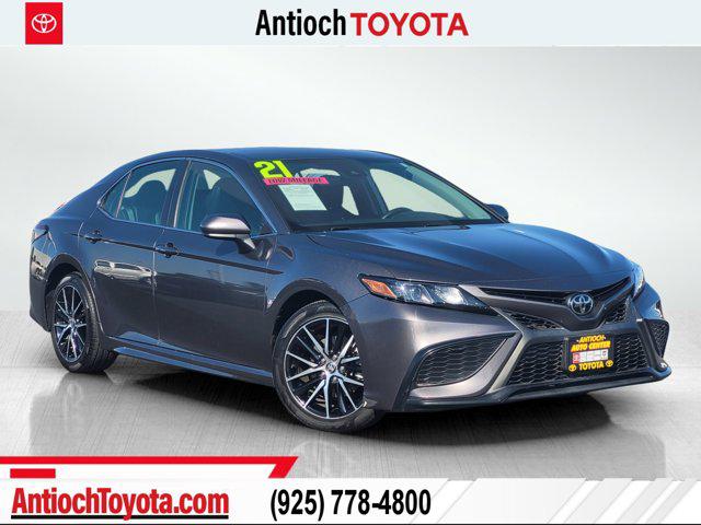 2021 Toyota Camry SE's photo